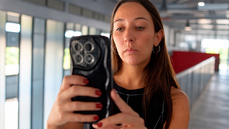 chica-biometria-facial-mobbeel verificación de identidad digital biometría facial